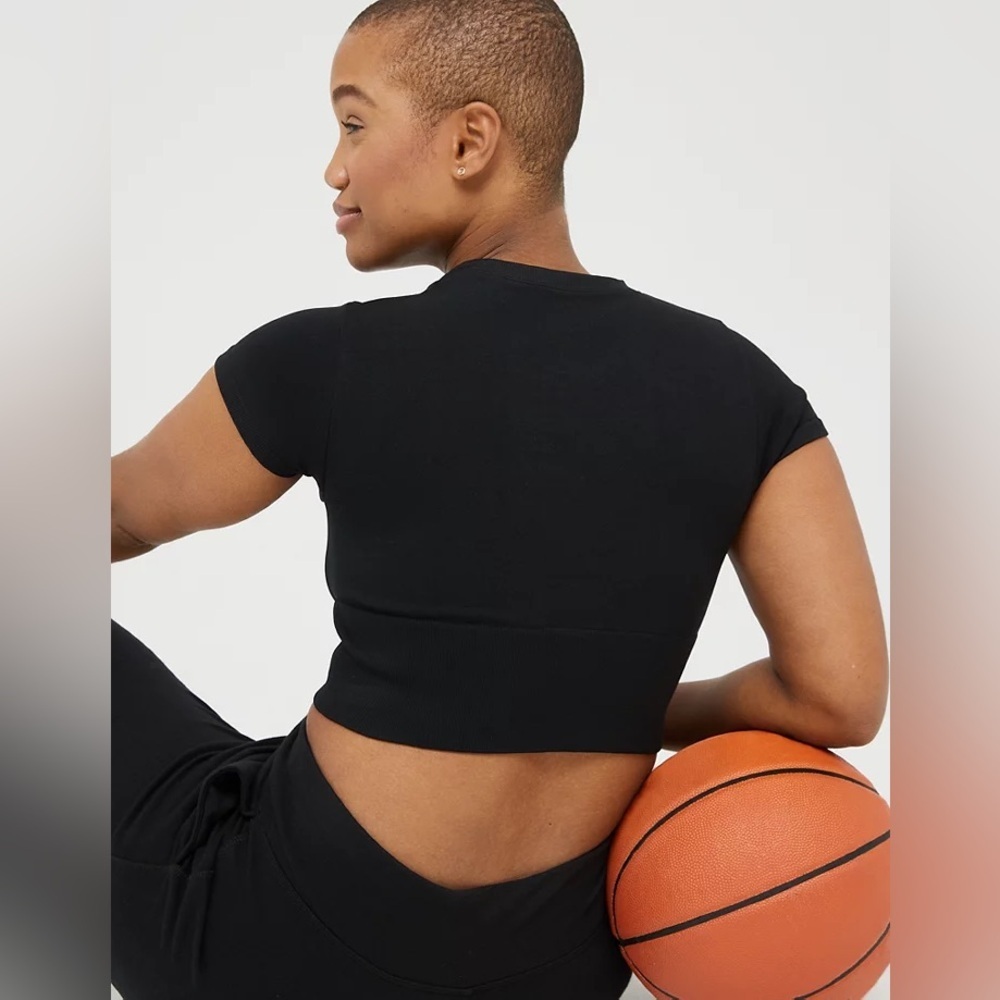 OFFLINE By Aerie Sidewalk Seamless Cropped Athletic Shortsleeve Black T-Shirt - Picture 12 of 14
